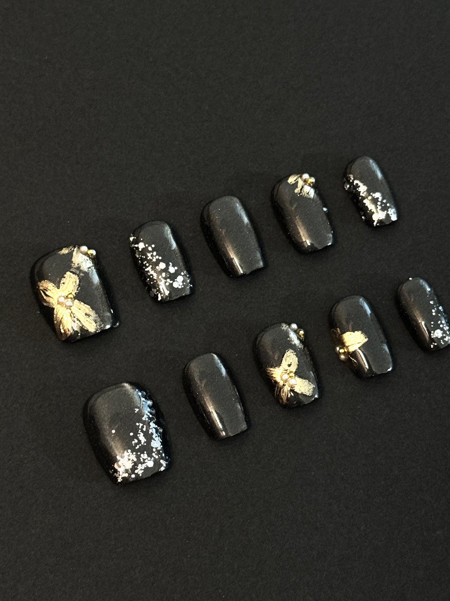 Midnight Charm – Black Cat-Eye Press-On Nails with Gold Accents